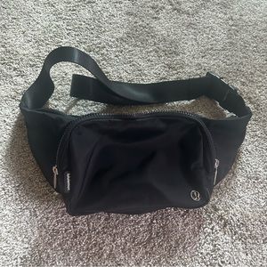 Lululemon Everywhere Sling Bag 2.5 L Black